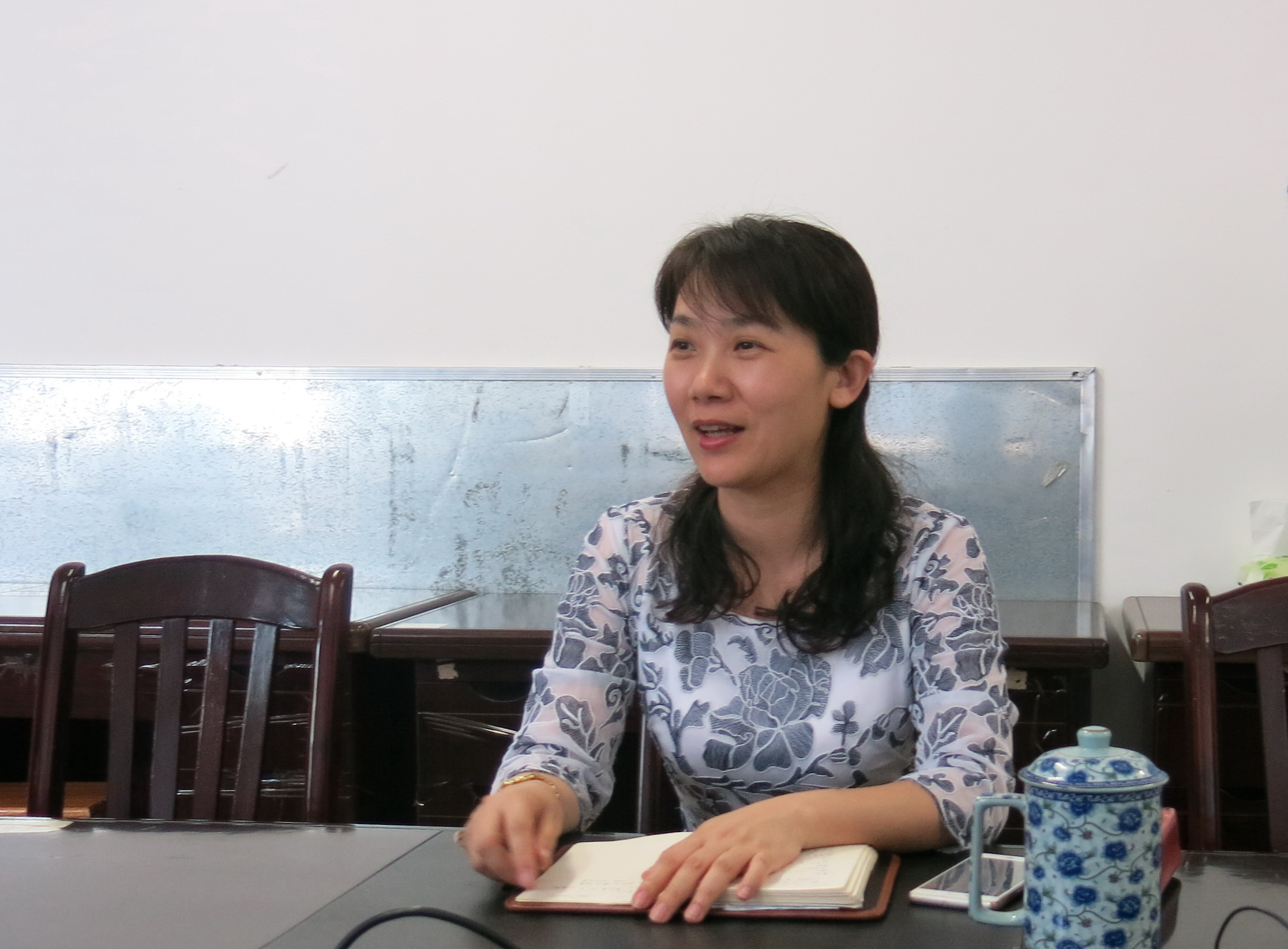 公共基础部,思政部主任陈芳介绍部门师资队伍建设情况